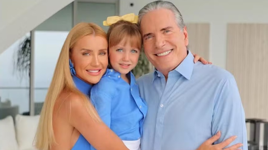 Filha de Justus combina look com os pais e aparece com bolsa de R$ 14 mil