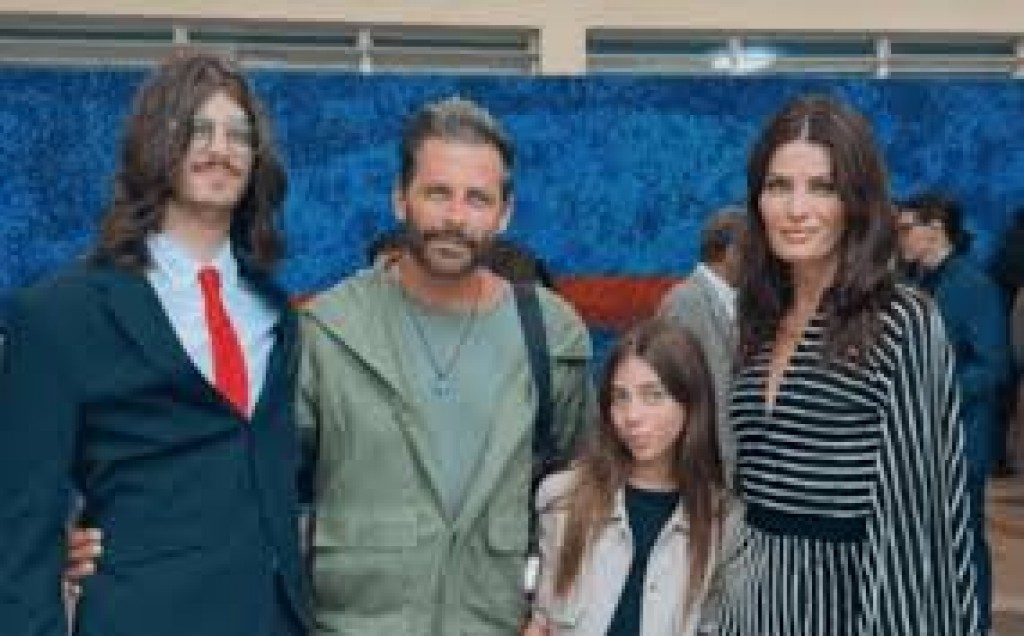 Henri Castelli parabeniza Isabeli Fontana com foto em família