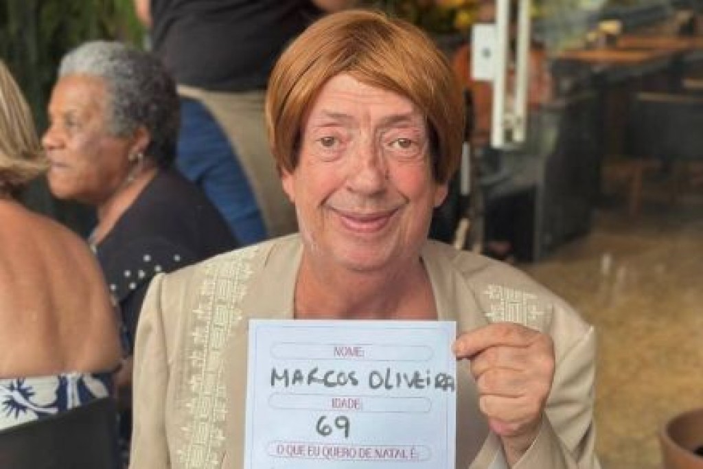 Marcos Oliveira, o Beiçola, ganha máquina de costura após pedido no Retiro dos Artistas