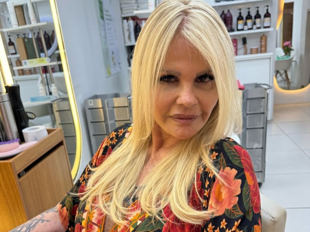 Monique Evans faz 69 anos, fala de maturidade e celebra relação com a filha Bárbara